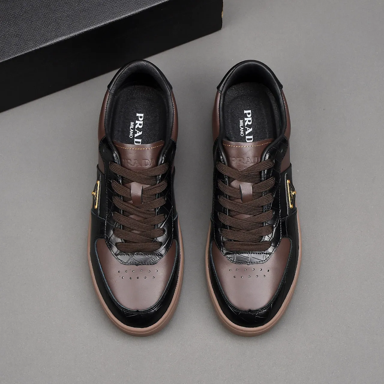 PP400👟👟👟Prada set off the audience! Prada, an international brand that is constantly innovating, this men's casual shoe, the original version, made of cowhide leather at a ratio of one to one at the store, with leather feet and rubber non-slip outsole, breathable and comfortable, quality speaks for itself👄38-44